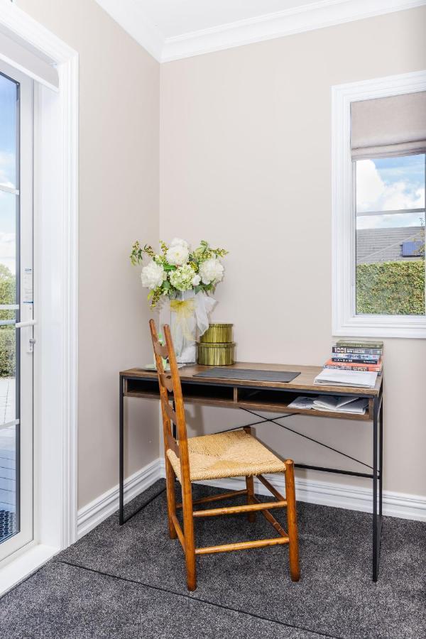 Sweet Magnolia 1 Or 2 Bedroom Suite St Kilda Cambridge With Complimentary Continental Breakfast מראה חיצוני תמונה
